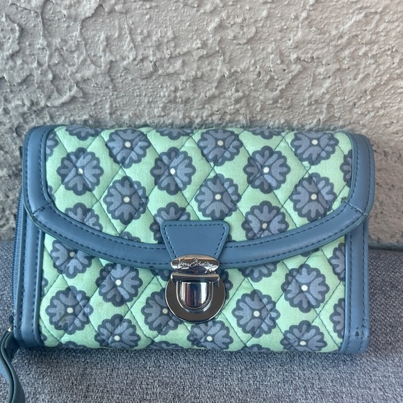 𝓿𝓔𝓡𝓐 𝓑𝓡𝓐𝓓𝓛𝓔𝓨 Floral Patterned Women's Wallet bundle (some callouts) - Picture 2 of 14
